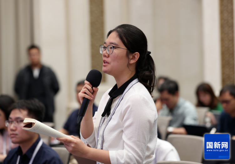 科技日报记者提问.png